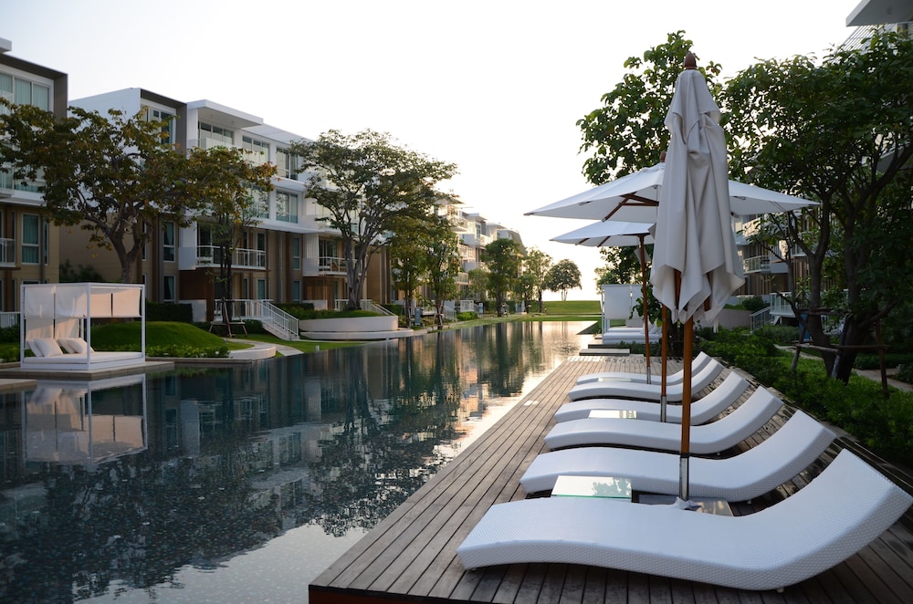 Hua Hin Luxury Beachfront Condo By Mon