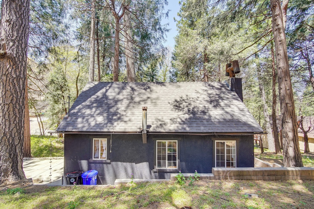 Crestline Vacation Rental, Close to Hiking Trails!