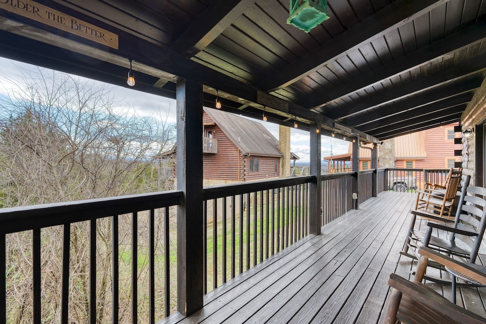 Cozy Cabin Hot Tub Balcony Golf Simulator Near Pigeon Forge Smoky Mountain Group Retreat Mountains Are Calling by Avantstay