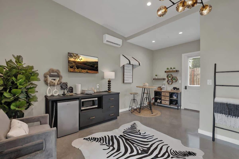 Pop 4 W/hot-tub + Close to Main St