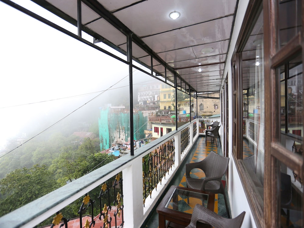 OYO 18568 Ratan Hotel