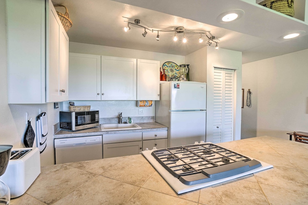 Kaunakakai Escape: Heated Pool & Beach Access