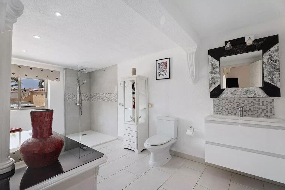 3 Bed Villa - Sleeps 6 - Pool - Hottub- Parking
