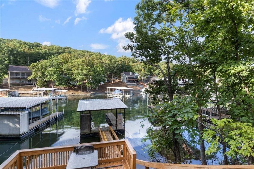 Lakefront Home, Private Dock + Kayaks,arcade Games, Pet Friendly