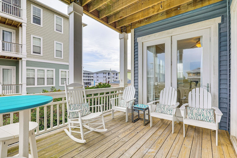 Walk to Beach: Coastal Carolina Home w/ Decks!