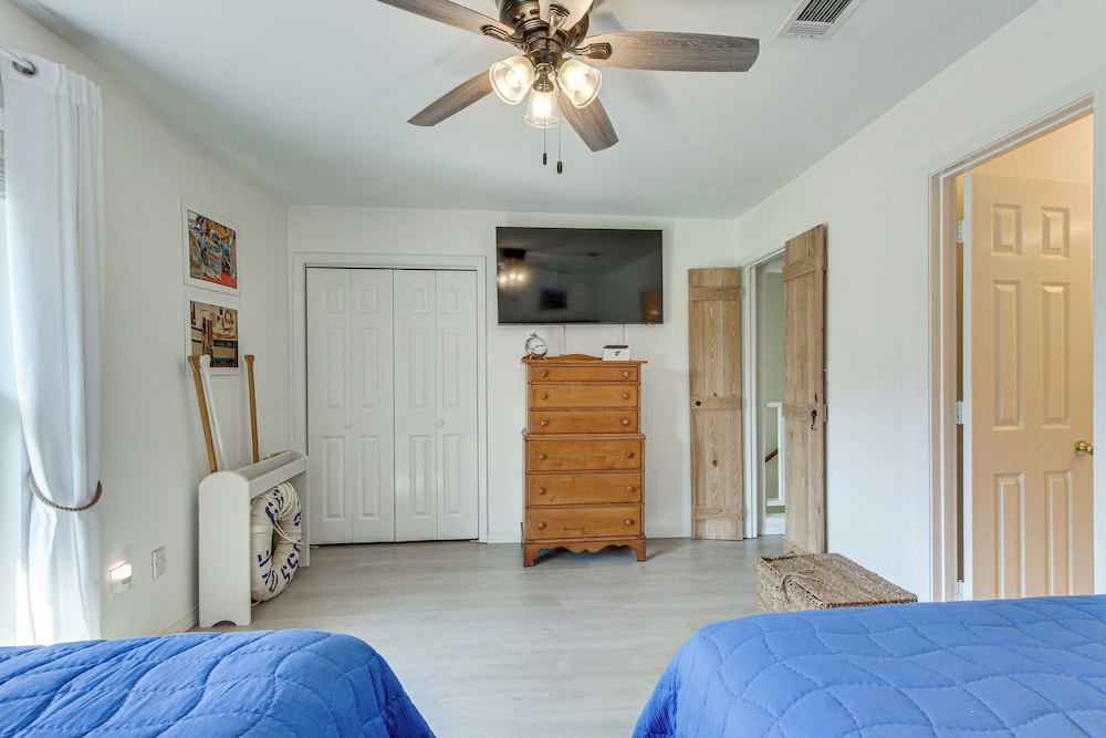 Inviting Home w/ Golf Course View in Diamondhead!