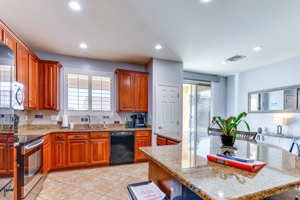 Lovely Casa Grande Home With Private Yard + BBQ view 5