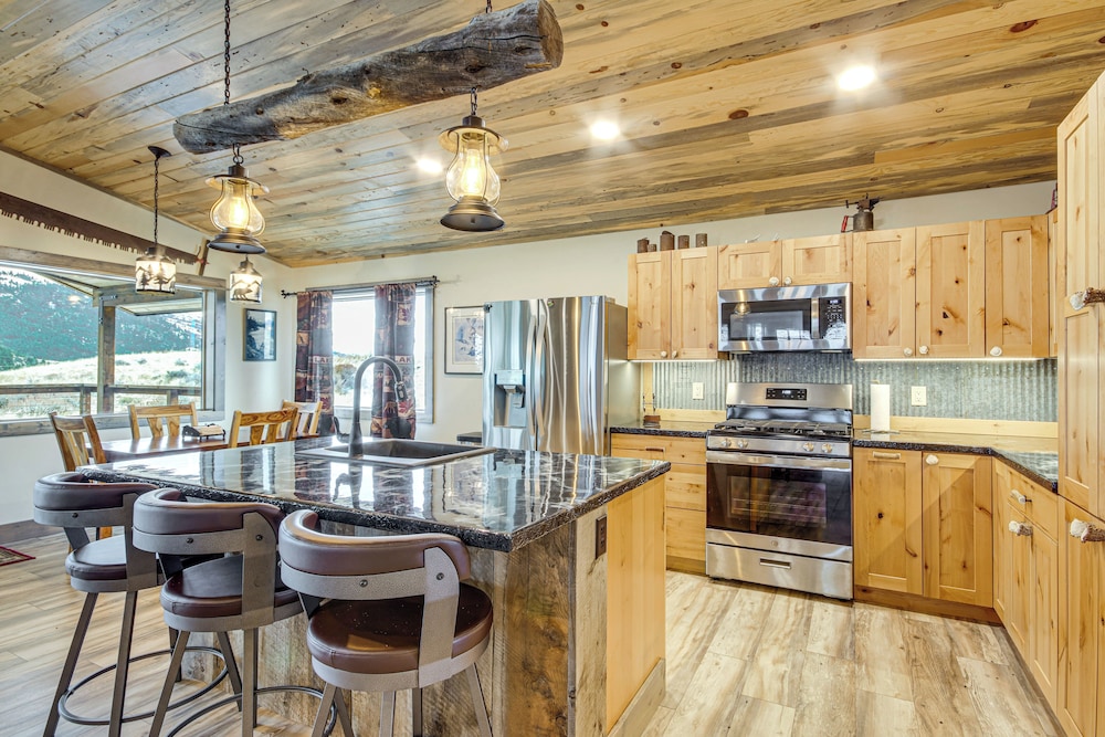 < 1 Mi to Chico Hot Springs: Mtn-view Hideaway!