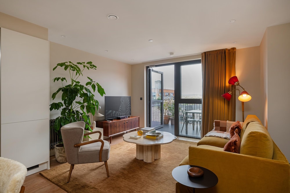 Stylish City Flat With Private Balcony