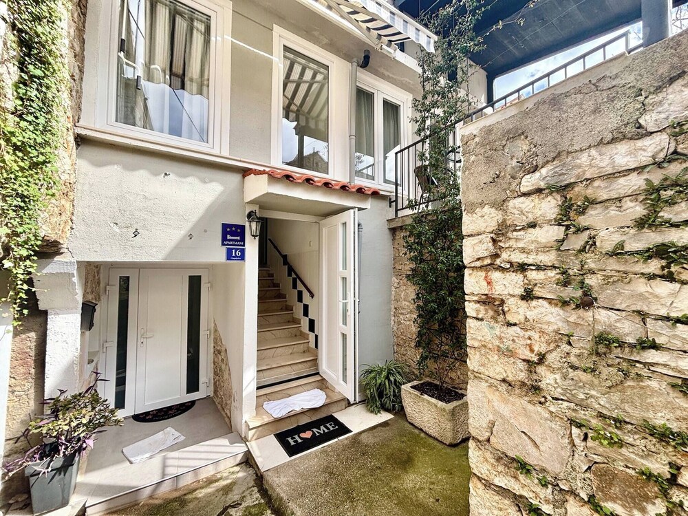 Cozy one Bedroom Apartment Pietra Storica