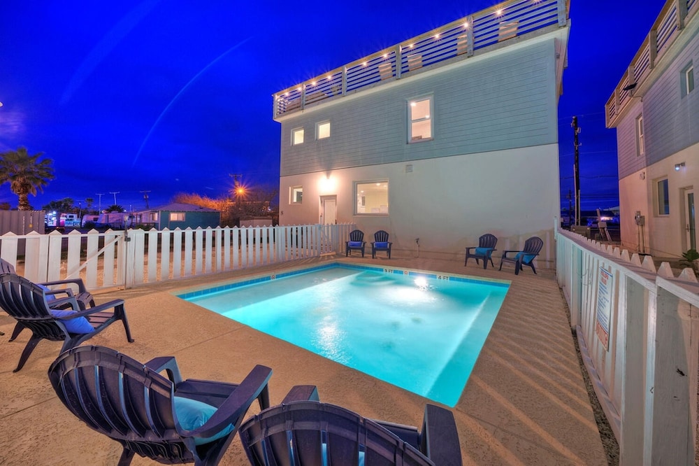 Lost Shaker of Salt by Avantstay Rooftop Pool