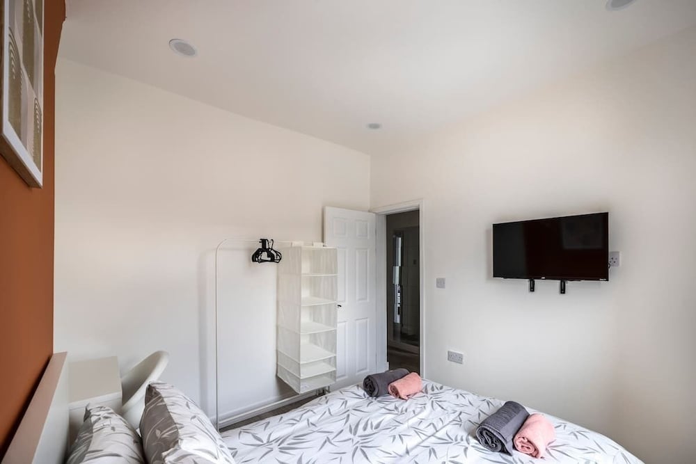 3bedroom 2 Bathroom House-free Parking 5 Beds