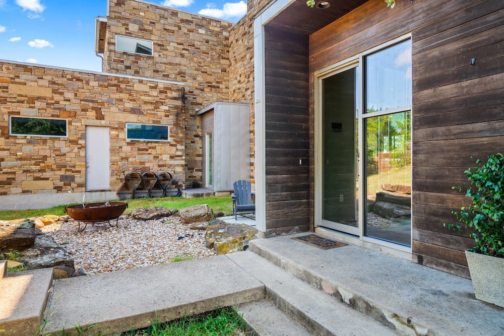 Luxury 7BR Hill Country Gem With Barndominium