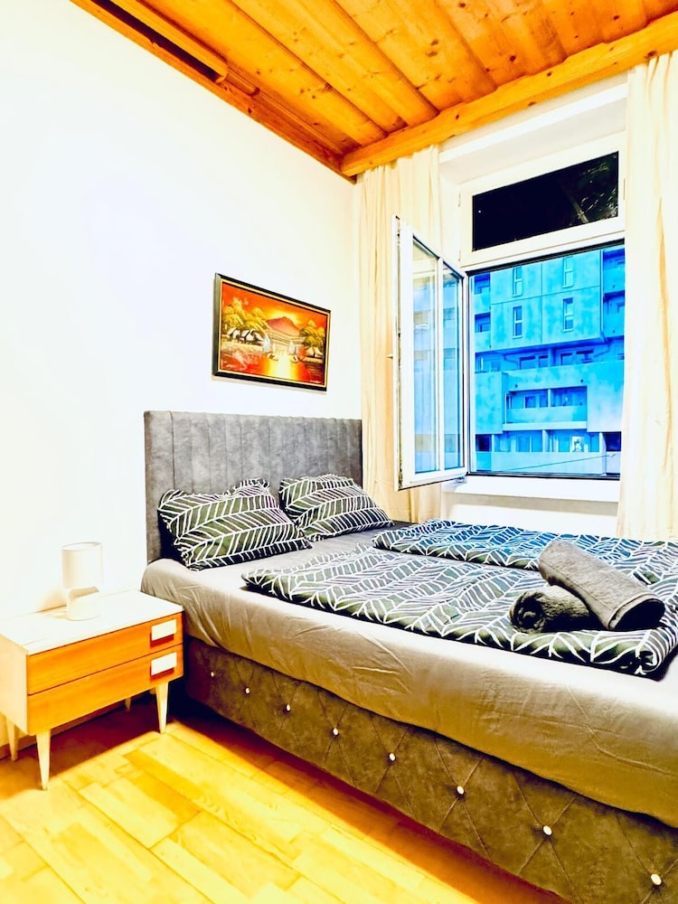 Cozy 4BR Apt for 12P Near FAC Platz