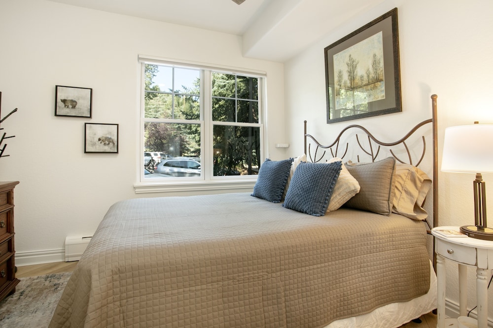 104 Lodge At Brookside 2 Bedroom Condo by RedAwning - Property Image 26