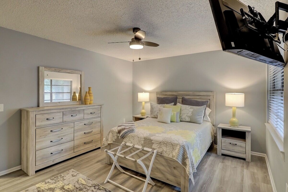 Renovated 2BR Hilton Head Home Walk to Shops