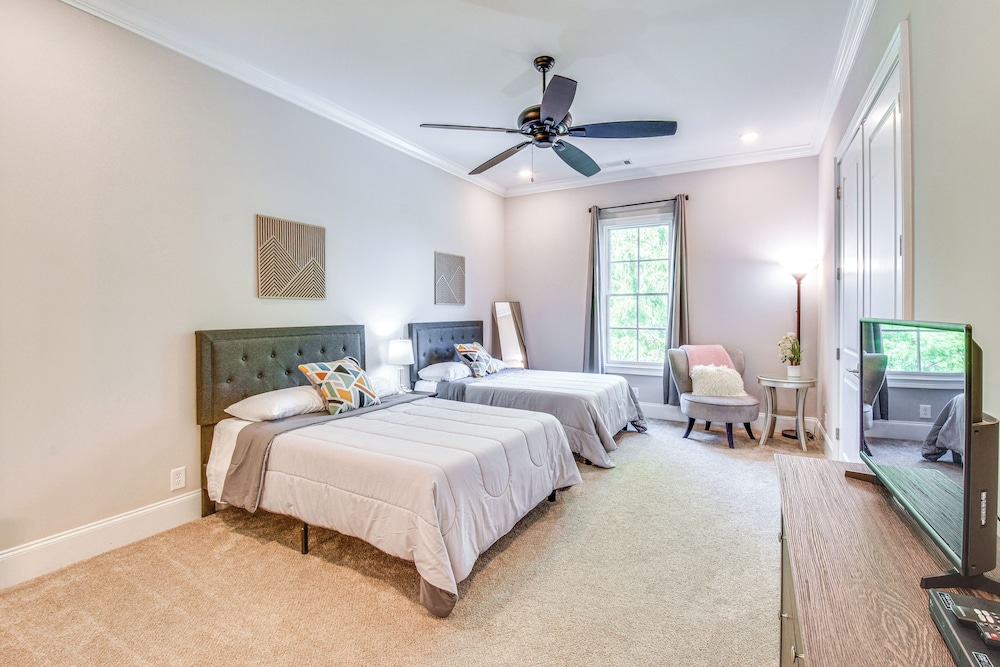 Community Perks: Mountain-view Condo in Toccoa!