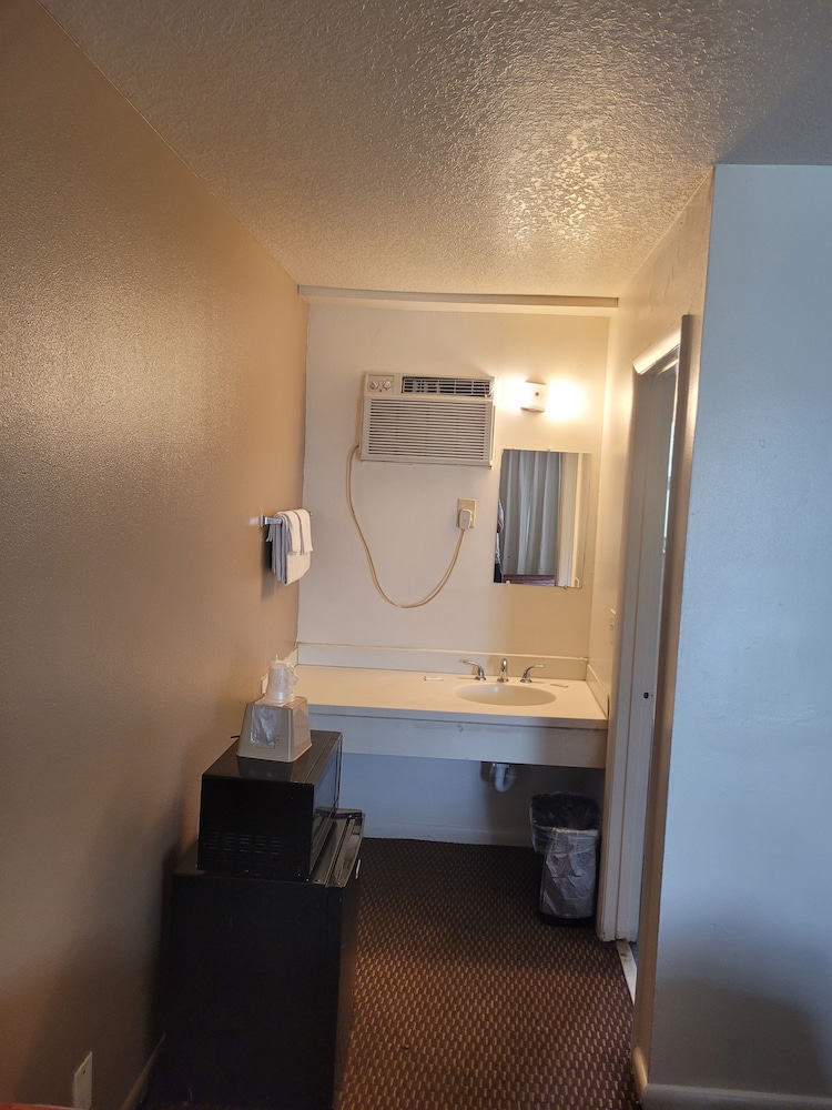 Queens Lodge Motel