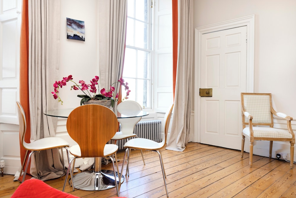 Contemporary Apt in the New Town