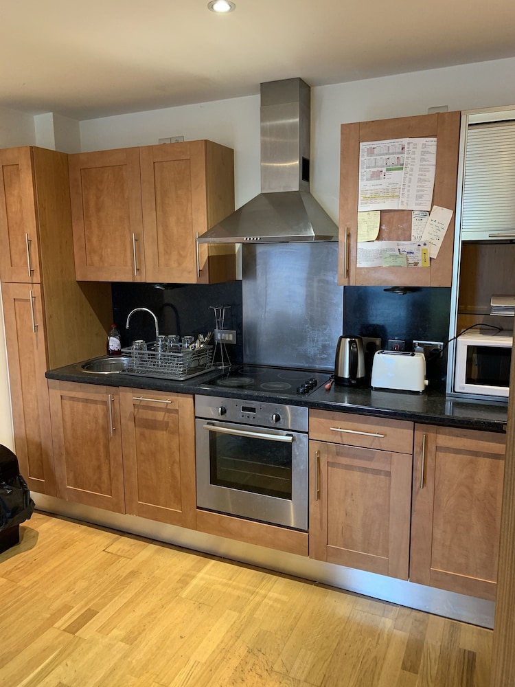 Remarkable 2-bed Apartment view 3