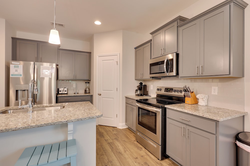 3 Mi to Sand & Surf: Ocean Isle Beach Retreat!