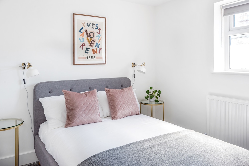 Stylish Apartment In Leafy Central Neighbourhood view 3