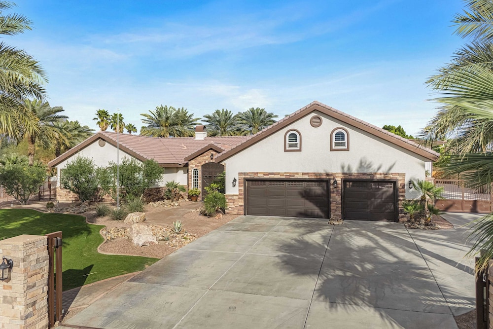 41 Palms Estate by Avantstay Indoor Pickleball, Pool, Hot Tub, Outdoor Kitchen