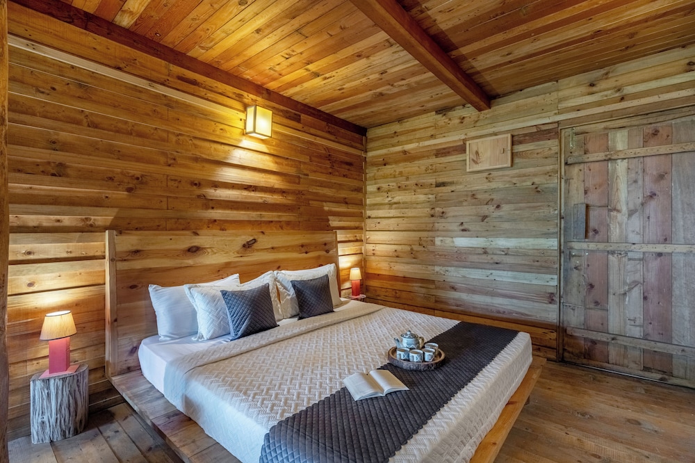 Alaya Stays Suro Woodcrest Chalet