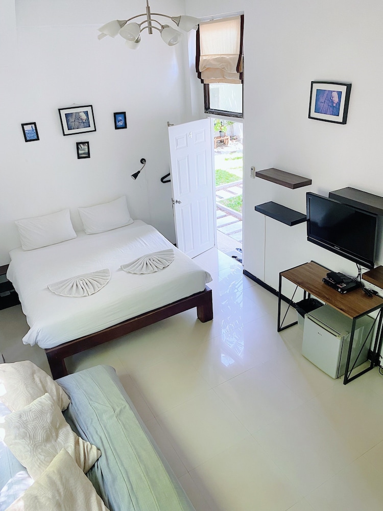 The Reef Hotel & Studios