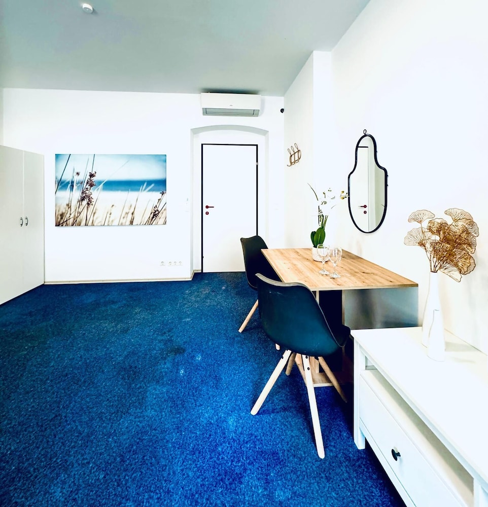 Spacious 7BR Apartment Prime Location