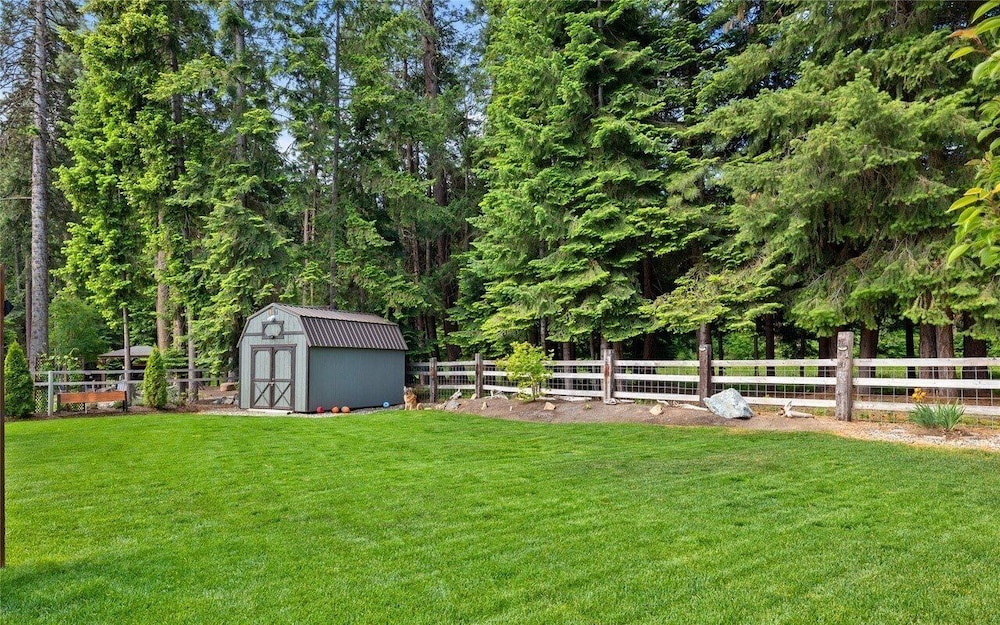 Mountain Retreat With Hot Tub, Game Room And Yard 3 Bedroom Home