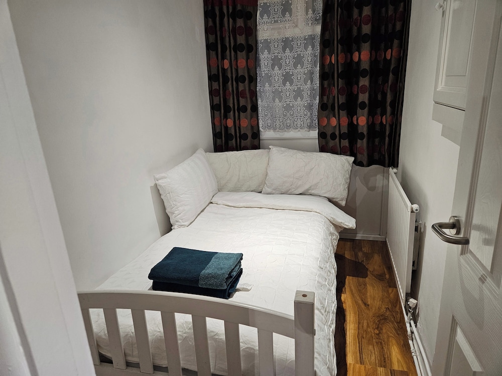 Mitcham Junction - 2 Bed Apartment - Sleeps 6
