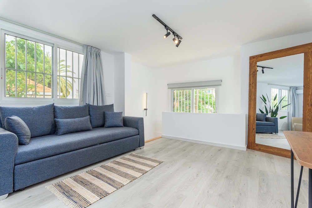 Indigo 1-BR Apt W Terrace in Batroun