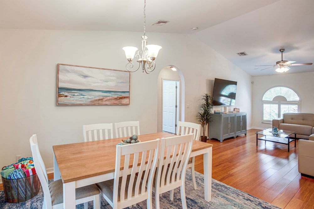 Game Room & Hot Tub: Easy Cape Coral Adventures