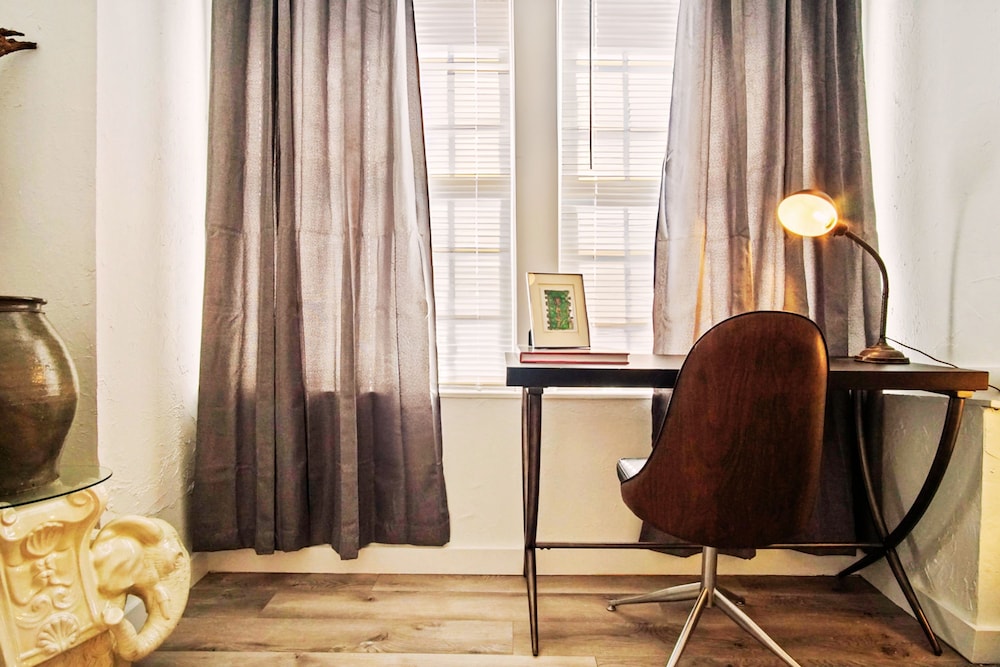 Cozy Plaza Hideaway Queen Bed Fast Wifi N40-1