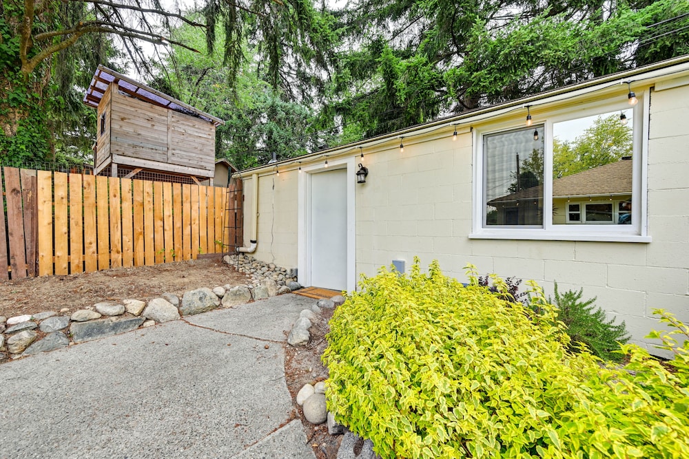 Central Tacoma Getaway - 3 Mi to Downtown! view 2