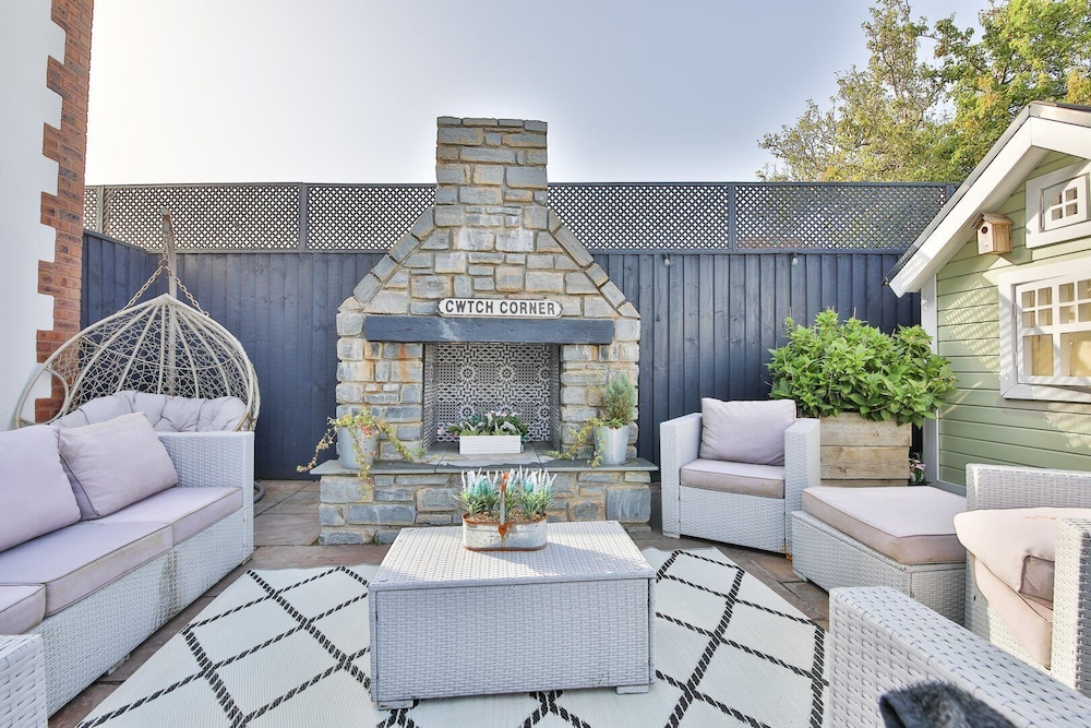 Modern 5-bed Retreat With Parking