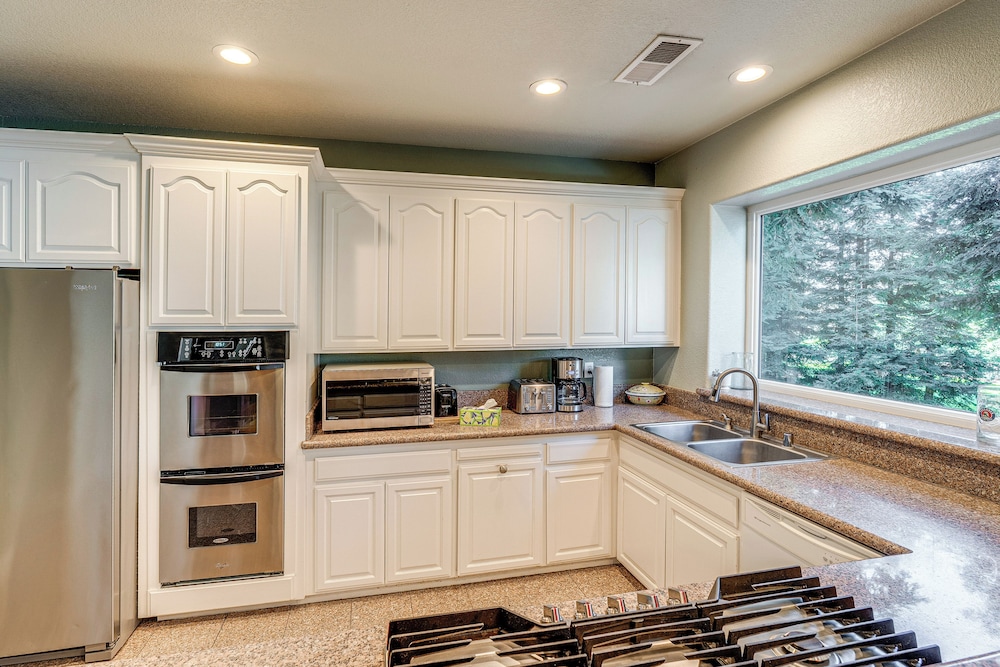 Luxe Vineyard Villa w/ Views & Fire Pit in Loomis!