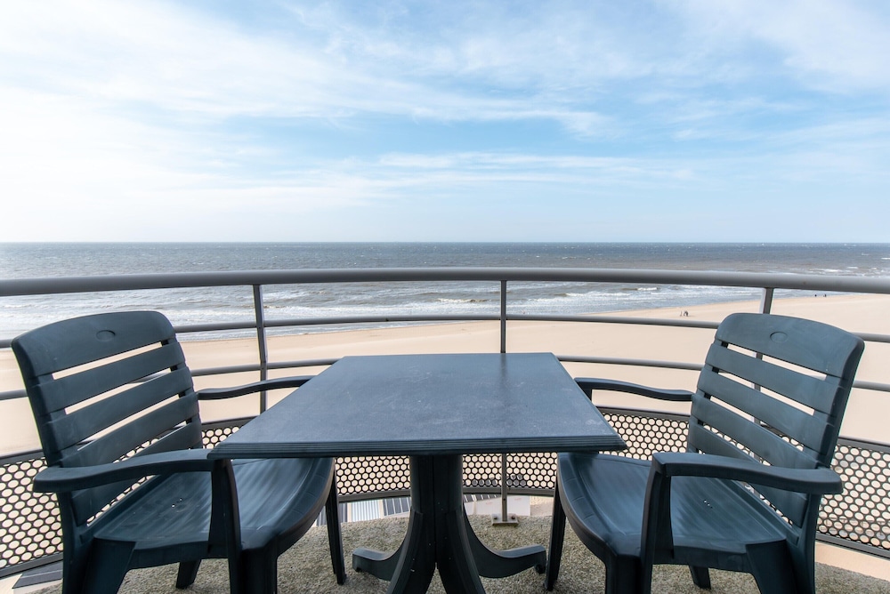 Apartment in Mariakerke With Stunning Sea Views