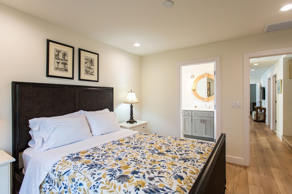 Sorrento Luxury Vacation Home: Expansive 5-Bedroom, 4.5-Bath Retreat with Private Pool, Hot Tub, and Pet-Friendly Accommodations – Just a Short Walk from S