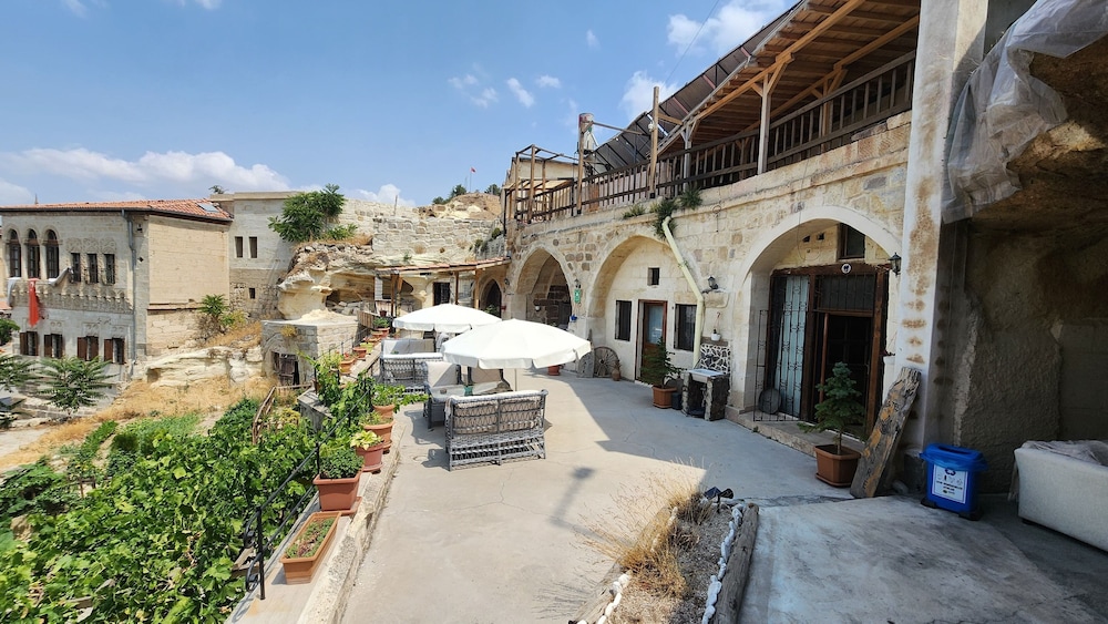 Deep Cave House