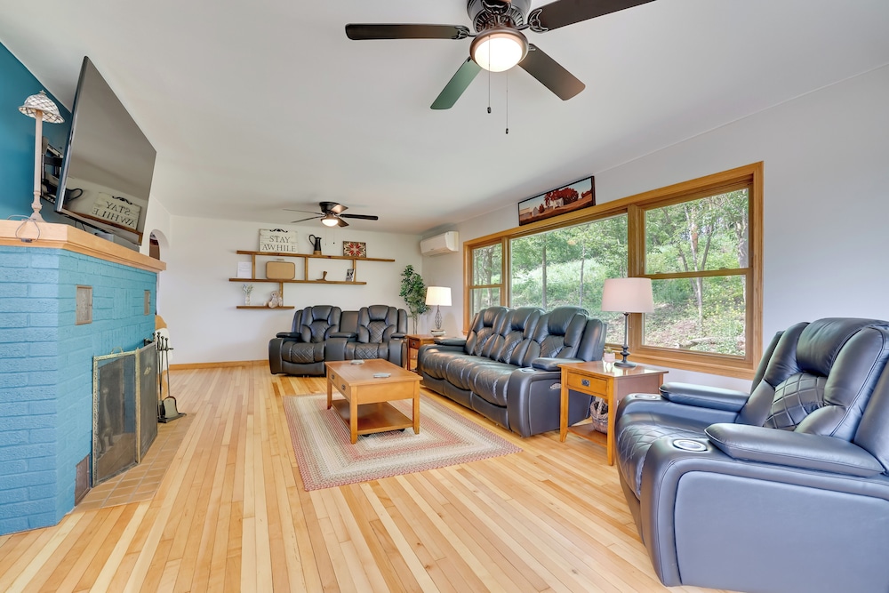 3 Mi to Lake Onalaska: Quaint Home w/ Prairie View
