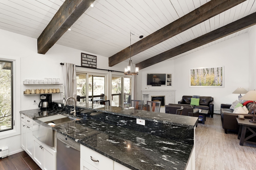 Snowmass 2BR Loft Retreat Deck, Fireplace & Views - 21E