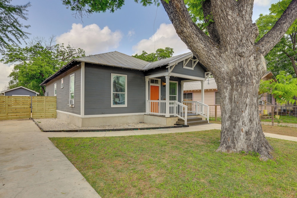 San Antonio Home 2 Mi to Dtwn, Swim Spa!