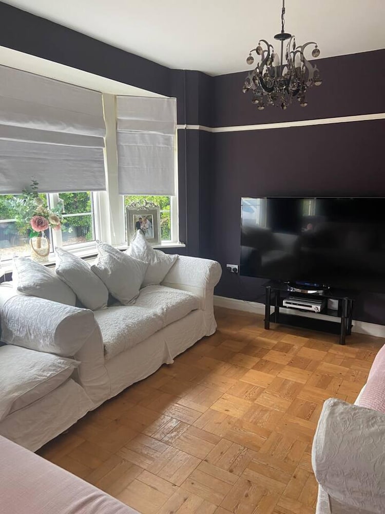 Pet Friendly, Unique 4-bed Bungalow in Porthcawl view 5
