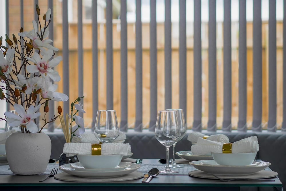 Stylish 4 Bed Apartment- Private Garden & Sleeps 8