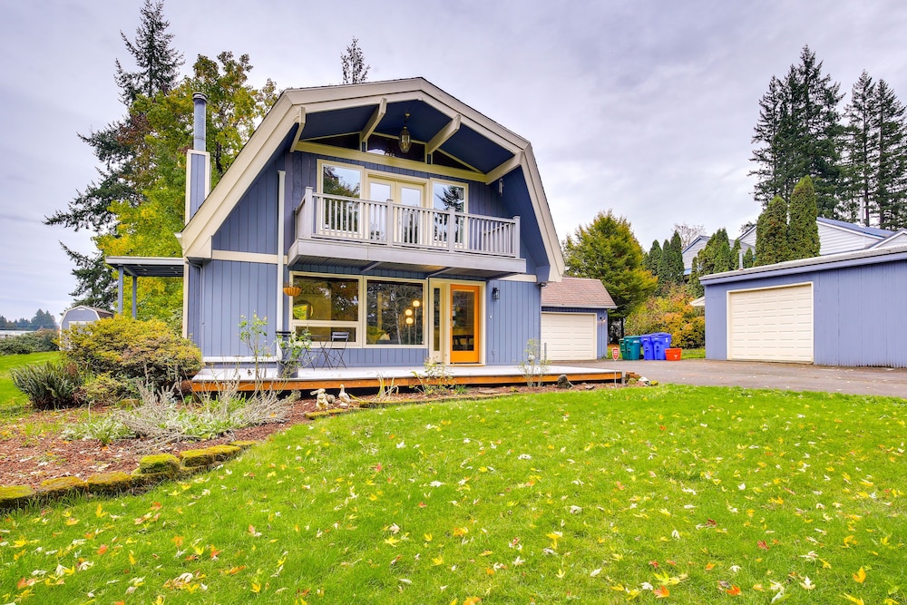 Modern Oregon Getaway w/ Fireplace, Yard & Deck view 5