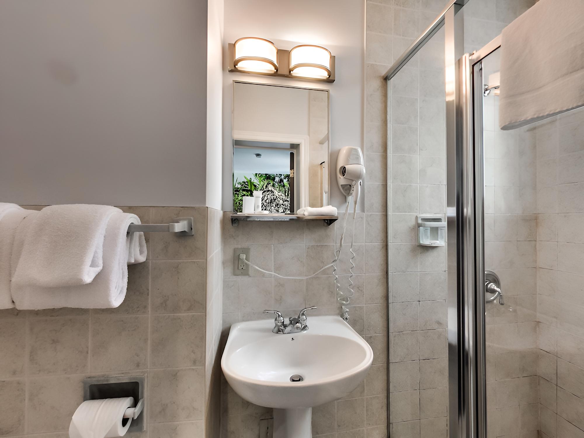 Isabella Hotel and Suites - Image 4