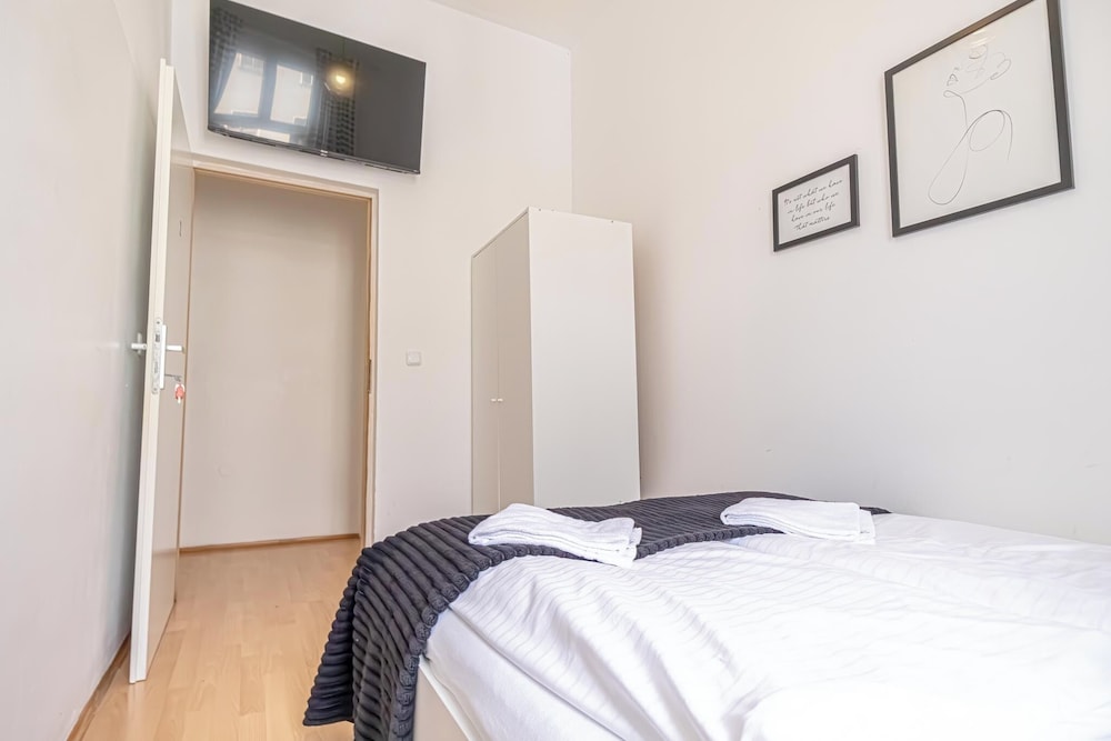 Long Stay 3BR Apartment Near Center