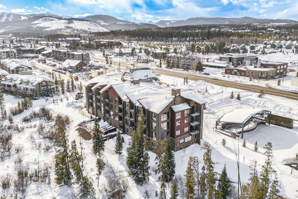 3 Mi to Winter Park Resort: Mtn-view Haven!